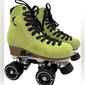 Moonlight Rollers rollerskates, size 6, PERIDOT color